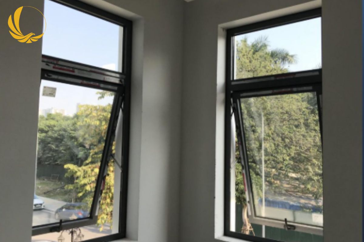 Mẫu cửa sổ mở hất từ hệ cửa nhôm biệt thự lắp đặt cho các tầng lầu cao