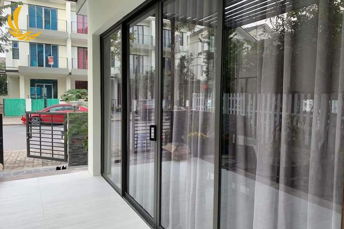 Vách kính mặt dựng nhôm Kogen