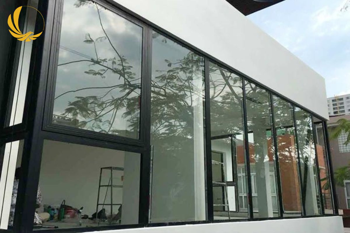 Mẫu cửa sổ hất hệ 55 ghi xám