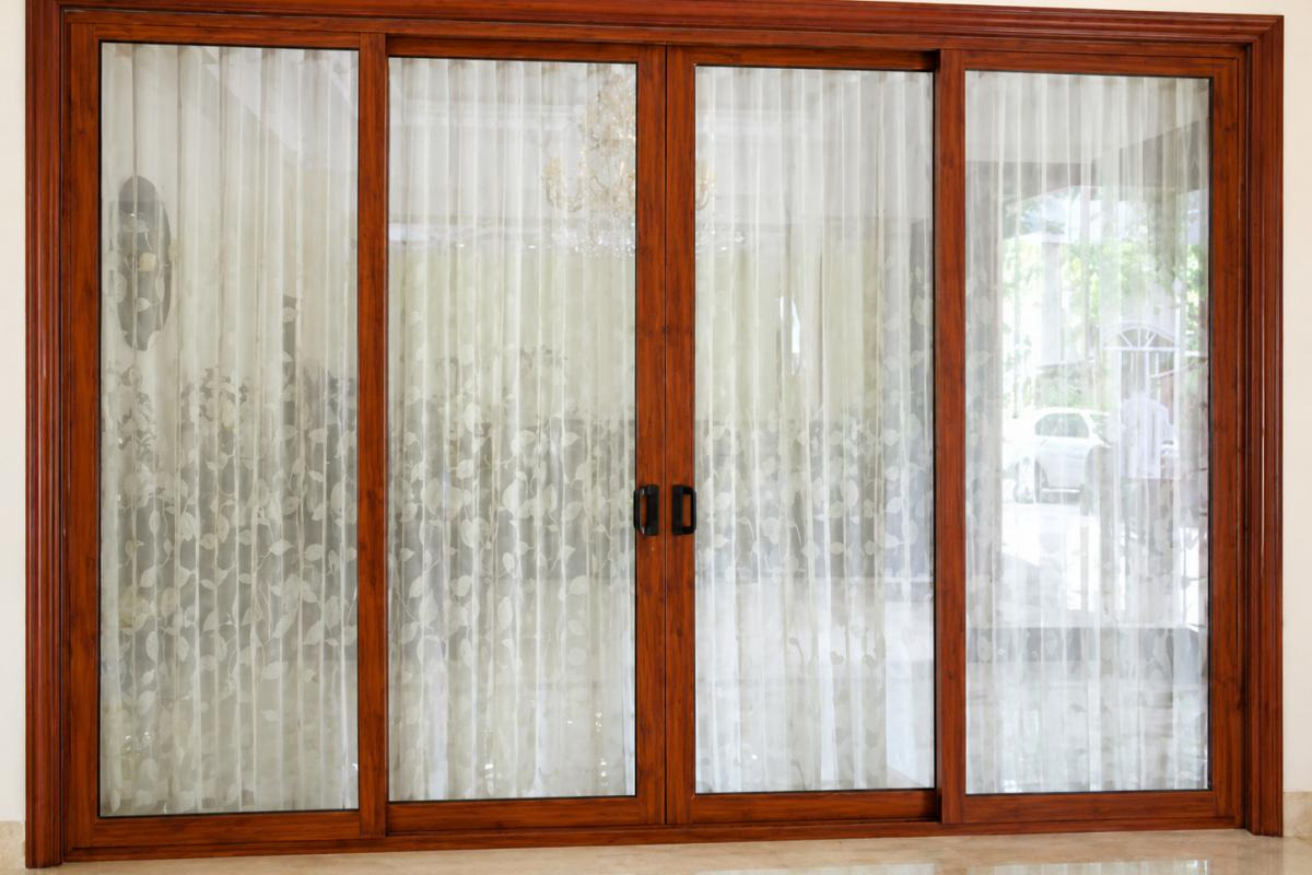 Mẫu cửa sổ mở lùa 4 cánh nhôm Xingfa vân gỗ bền bỉ thay thế cho gỗ tự nhiên