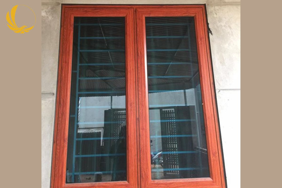 Cửa Sổ Mở Quay 2 Cánh Nhôm Xingfa màu vân gỗ là giải pháp thay thế hoàn hảo cho cửa gỗ tự nhiên