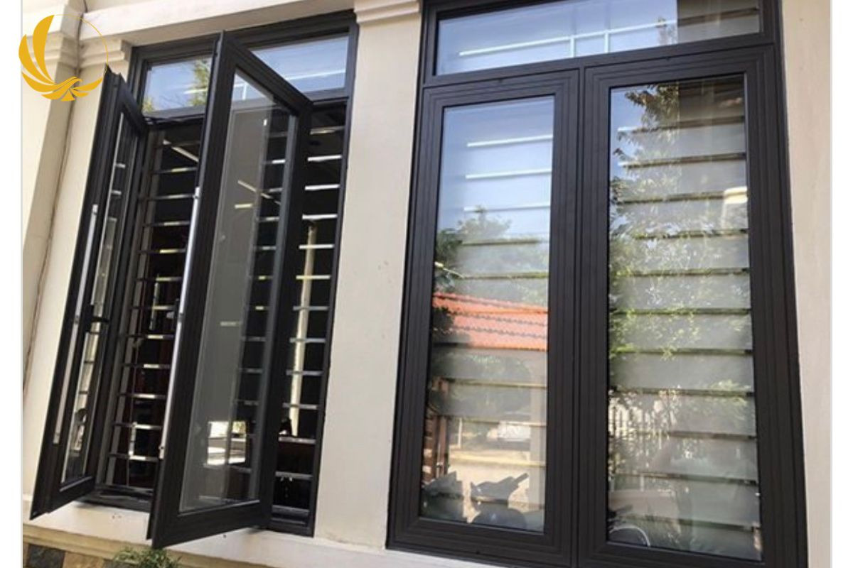 Cửa Sổ Mở Quay 2 Cánh Nhôm Xingfa kết hợp vách kính cường lực tại công trình biệt thự Thuận An
