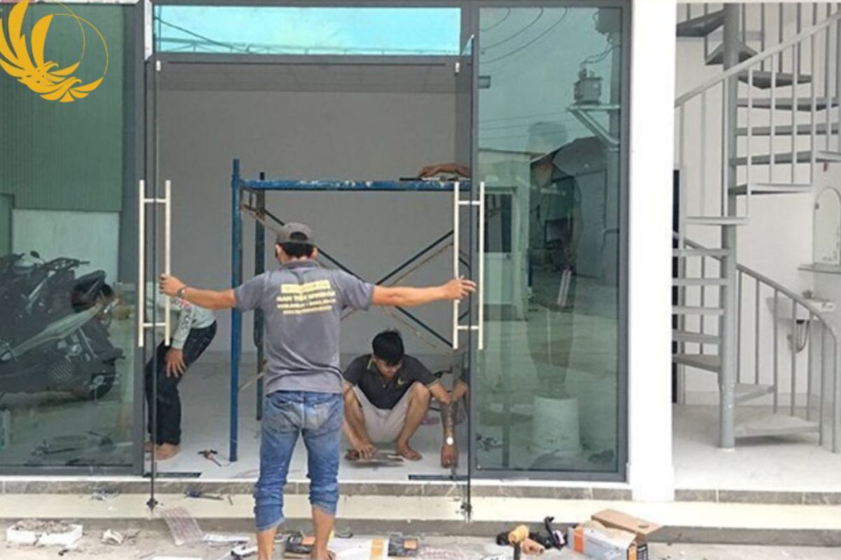 Dự án thi công cửa kính cường lực bản lề sàn cho sảnh tòa nhà