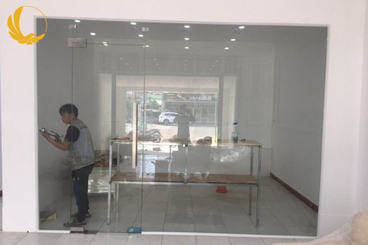 Dự án thi công cửa kính cường lực bản lề sàn cho showroom
