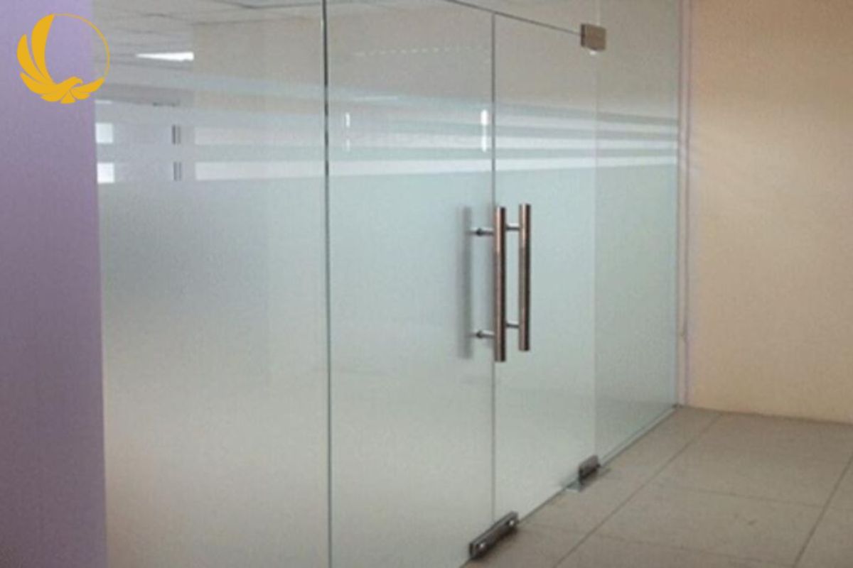 Dự án thi công cửa kính cường lực cho văn phòng hiện đại