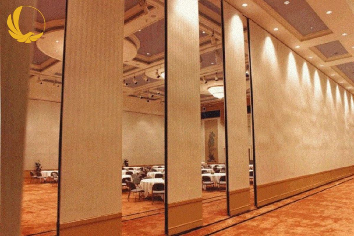 Vách ngăn kính di động sang trọng tại sảnh tiệc khách sạn lớn ở Quận 1