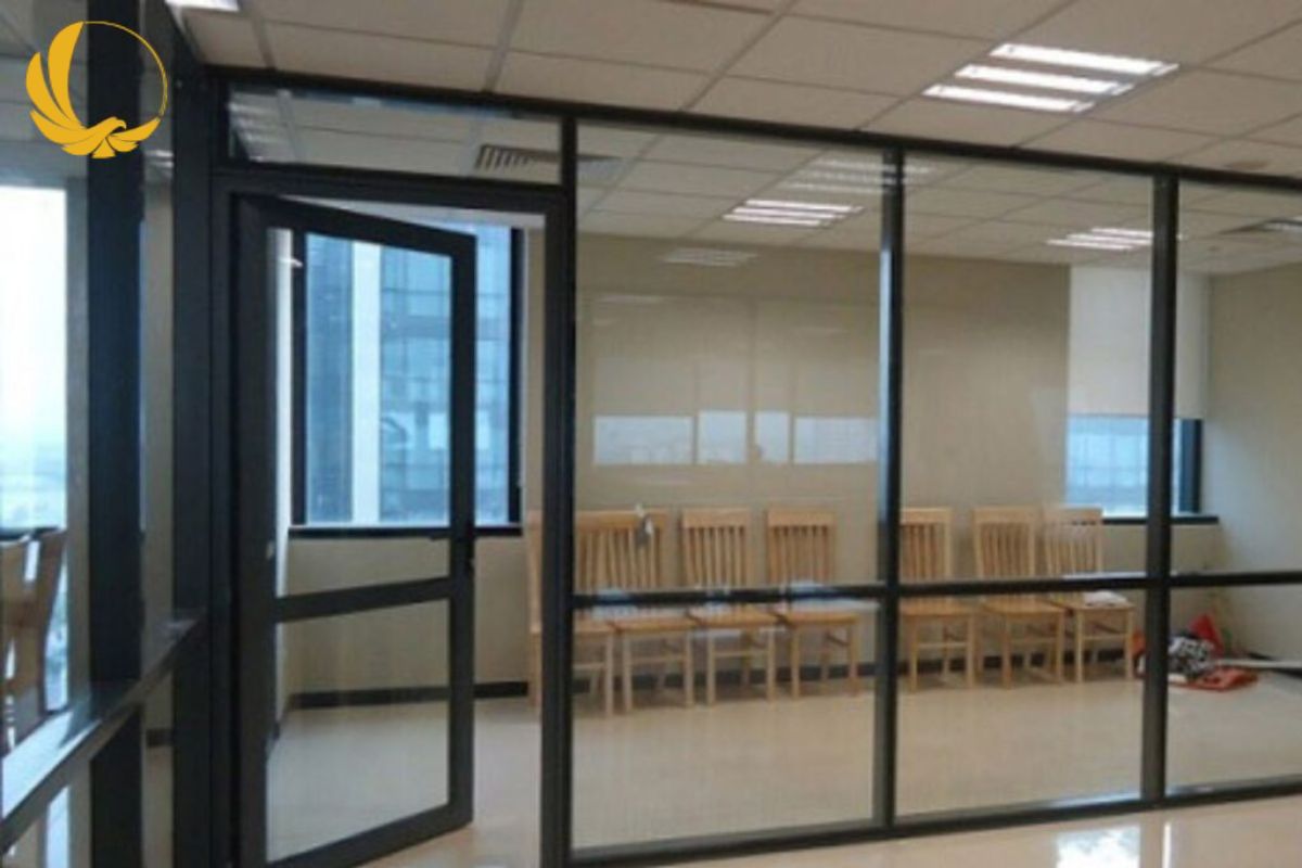 Vách nhôm kính hệ xingfa chia ô kết hợp kính cường lực