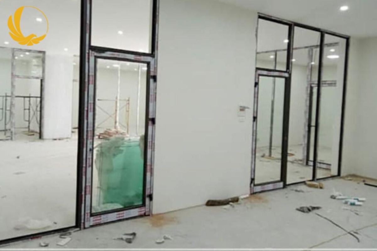 Vách nhôm kính Tân Uyên thi công cho nhà xưởng văn phòng và showroom