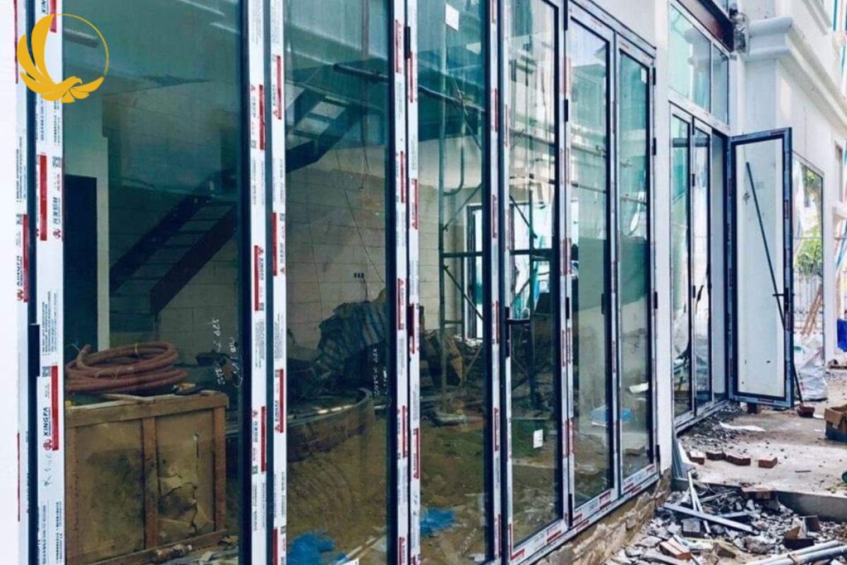 Ứng dụng vách nhôm kính Xingfa Bình Dương trong nhà ở văn phòng showroom
