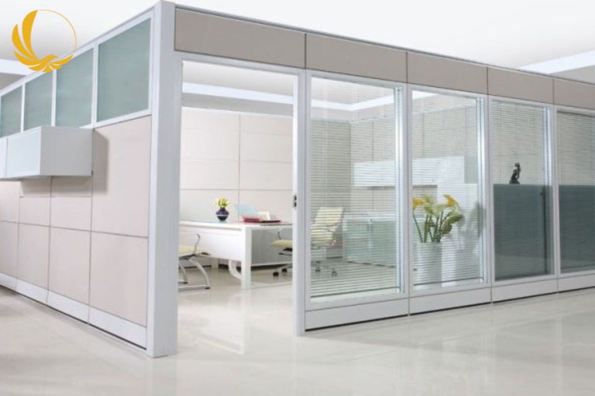 Khu làm việc được phân chia gọn gàng bằng hệ vách nhôm kính