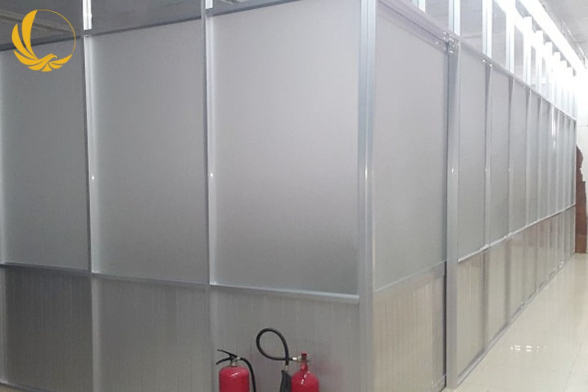 Kính mờ tăng sự riêng tư nhưng vẫn giữ ánh sáng tự nhiên cho không gian