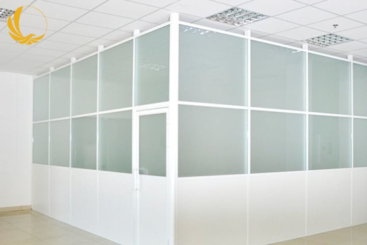 Tông trắng sữa giúp không gian sáng và đồng bộ với nội thất hiện đại