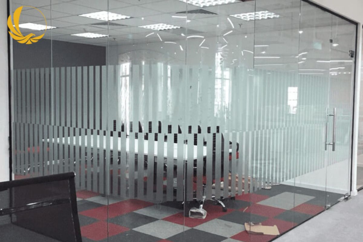 Decal logo trên vách kính giúp tăng nhận diện thương hiệu doanh nghiệp