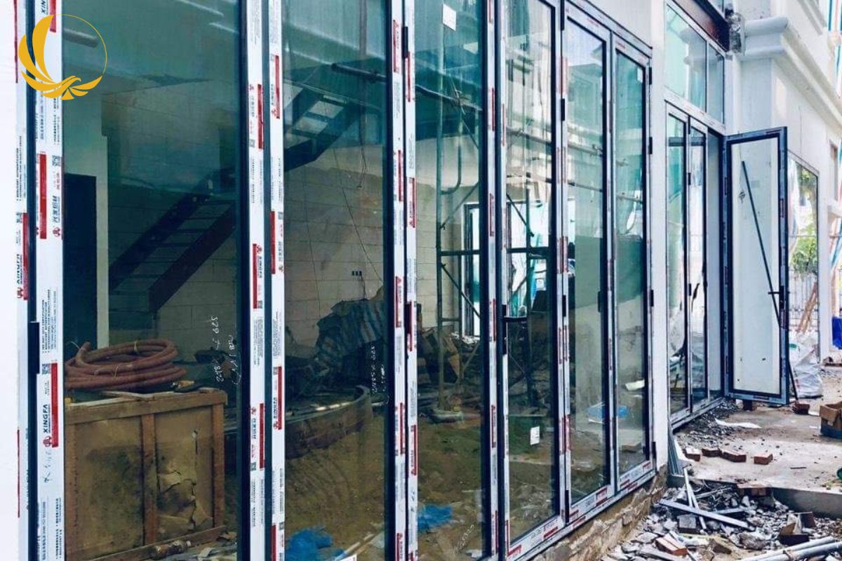 Vách nhôm xingfa hệ 55 kết hợp cửa sổ/cửa đi