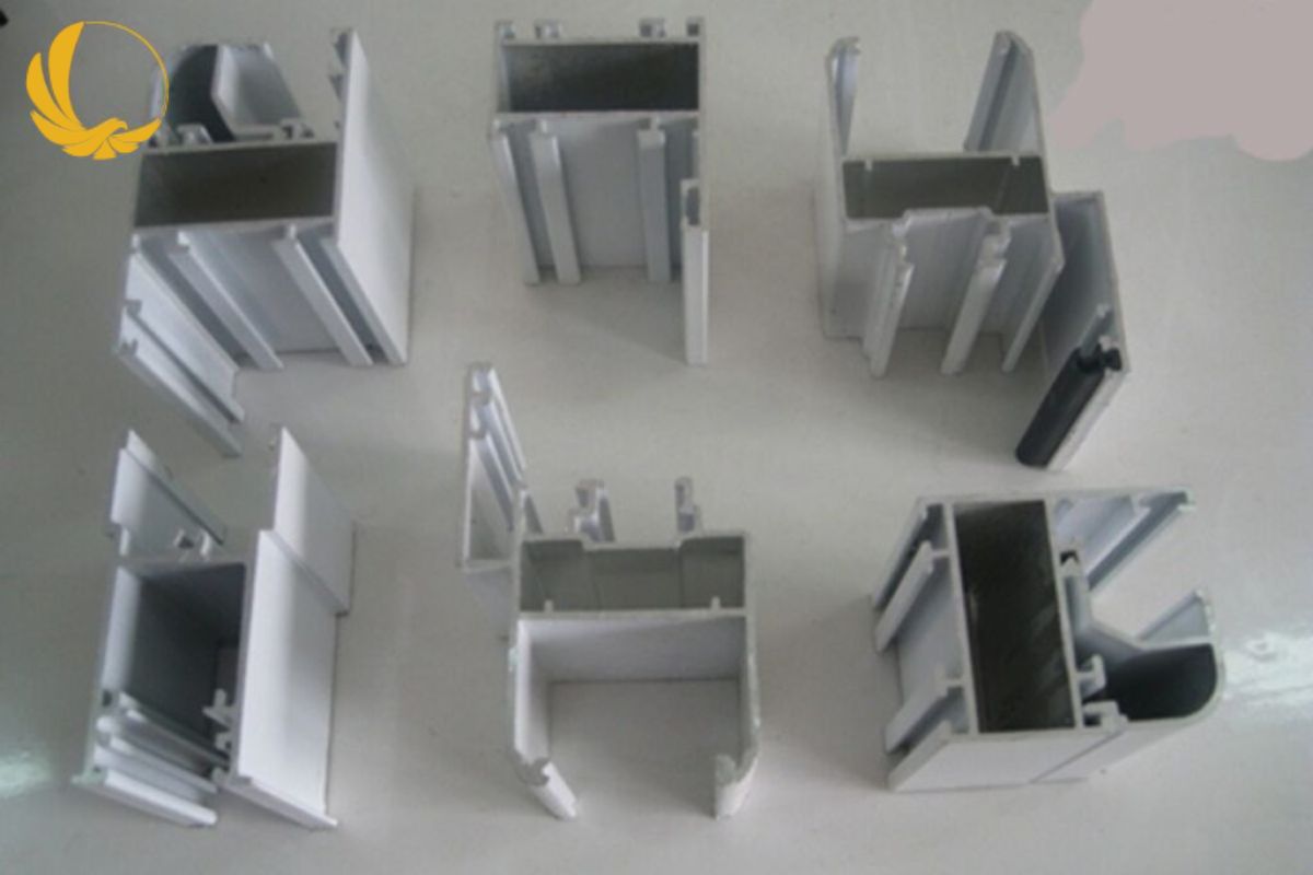 Khung nhôm Xingfa tăng độ cứng chắc cho hệ vách kính cường lực