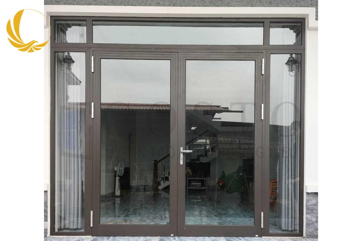 Cửa đi mở quay 2 cánh nhôm xingfa màu nâu cafe lắp đặt cho mặt tiền biệt thự
