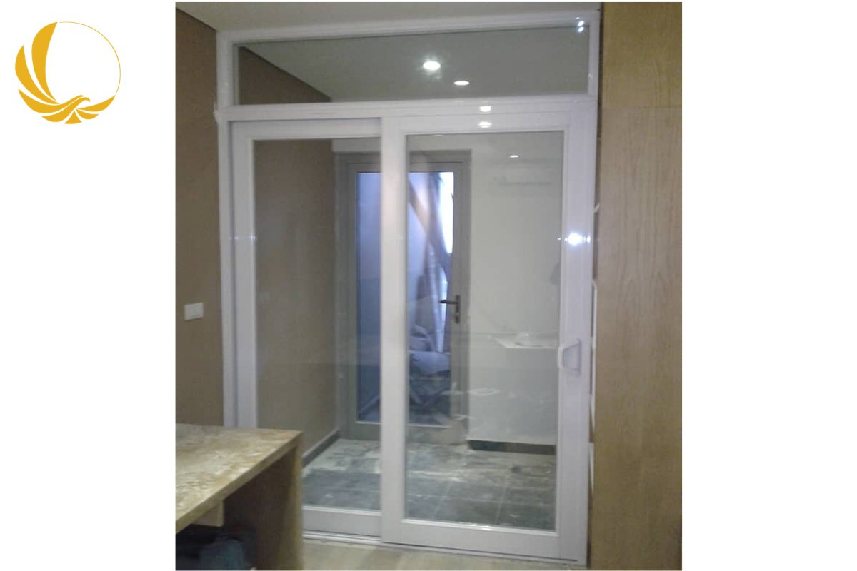 Cửa đi mở trượt 2 cánh nhôm xingfa trắng sữa giúp không gian sáng sủa và rộng rãi hơn