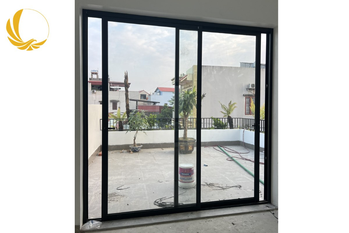 Cửa đi mở trượt 2 cánh nhôm xingfa màu đen tạo điểm nhấn sang trọng cho tổng thể không gian