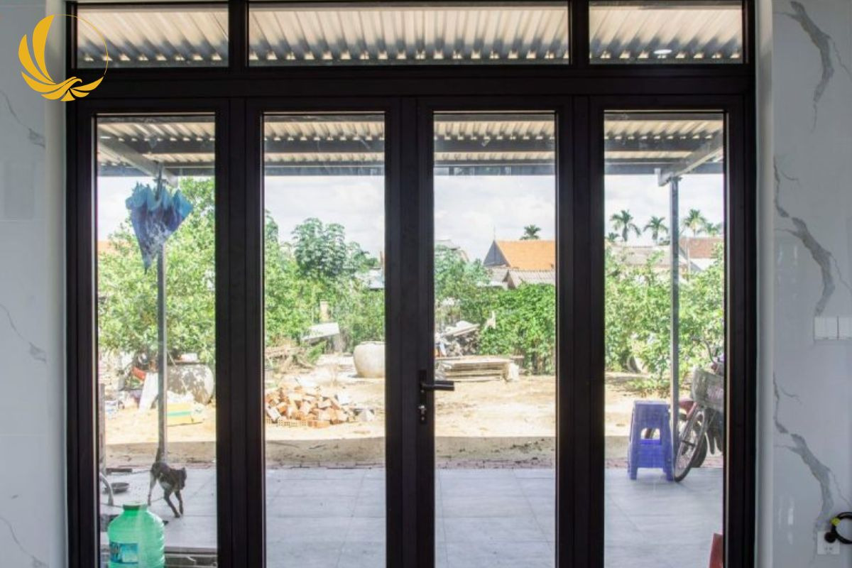 Mẫu cửa nhôm xingfa 4 cánh mở quay chia đố trang trí tạo điểm nhấn thẩm mỹ độc đáo