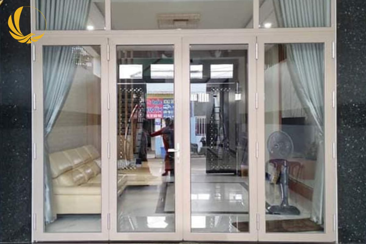 Mẫu cửa nhôm xingfa màu nâu 4 cánh mang lại vẻ đẹp ấm áp và truyền thống