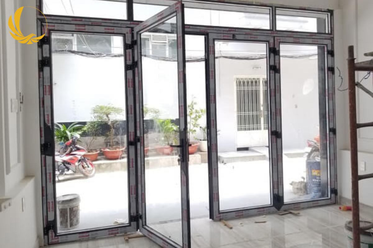 Hệ cửa nhôm xingfa 4 cánh mở quay kết hợp phụ kiện chính hãng đồng bộ