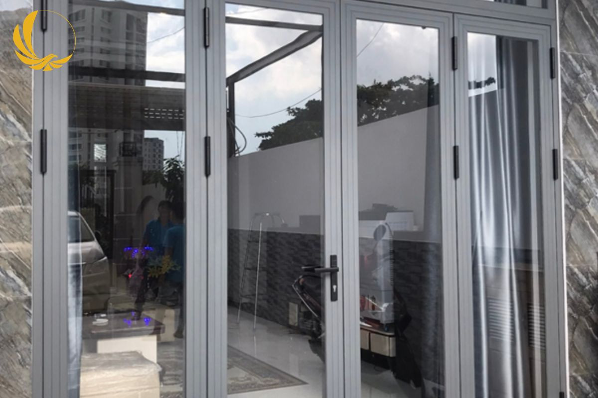 Mẫu cửa nhôm xingfa 4 cánh mở quay kết hợp kính lớn giúp đón ánh sáng tự nhiên hiệu quả