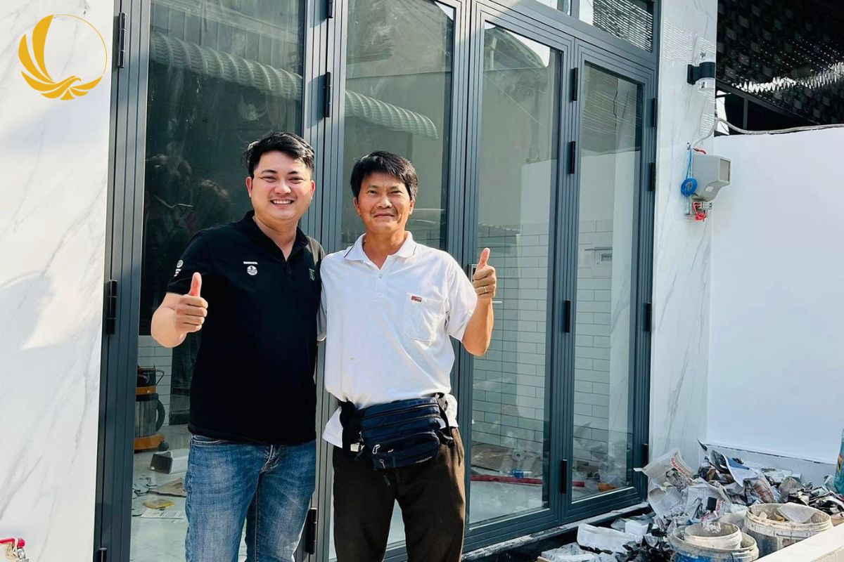 Cửa nhôm xingfa 4 cánh mở quay kết hợp ốp đá hoa cương sang trọng cho mặt tiền