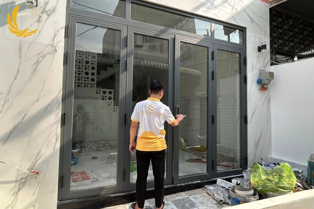 Mẫu cửa nhôm xingfa 4 cánh mở quay cho nhà mặt phố hiện đại