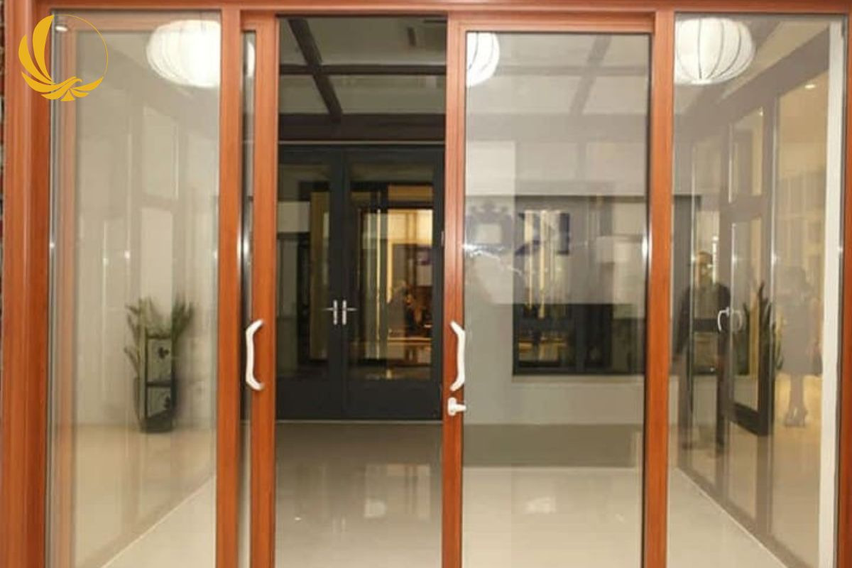 Cửa xếp trượt 4 cánh nhôm Xingfa vân gỗ độ bền cao không lo mối mọt cong vênh