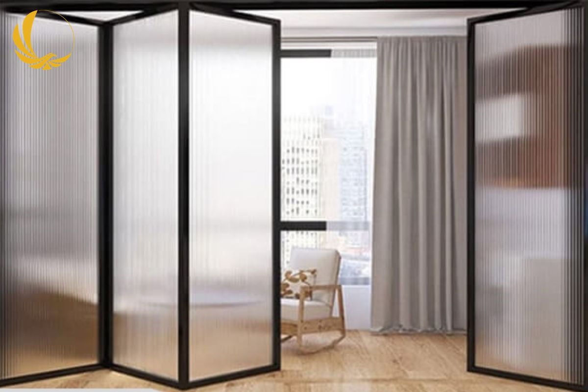 Cửa nhôm xingfa 4 cánh xếp trượt kính mờ giúp lấy sáng tự nhiên và giữ không gian kín đáo