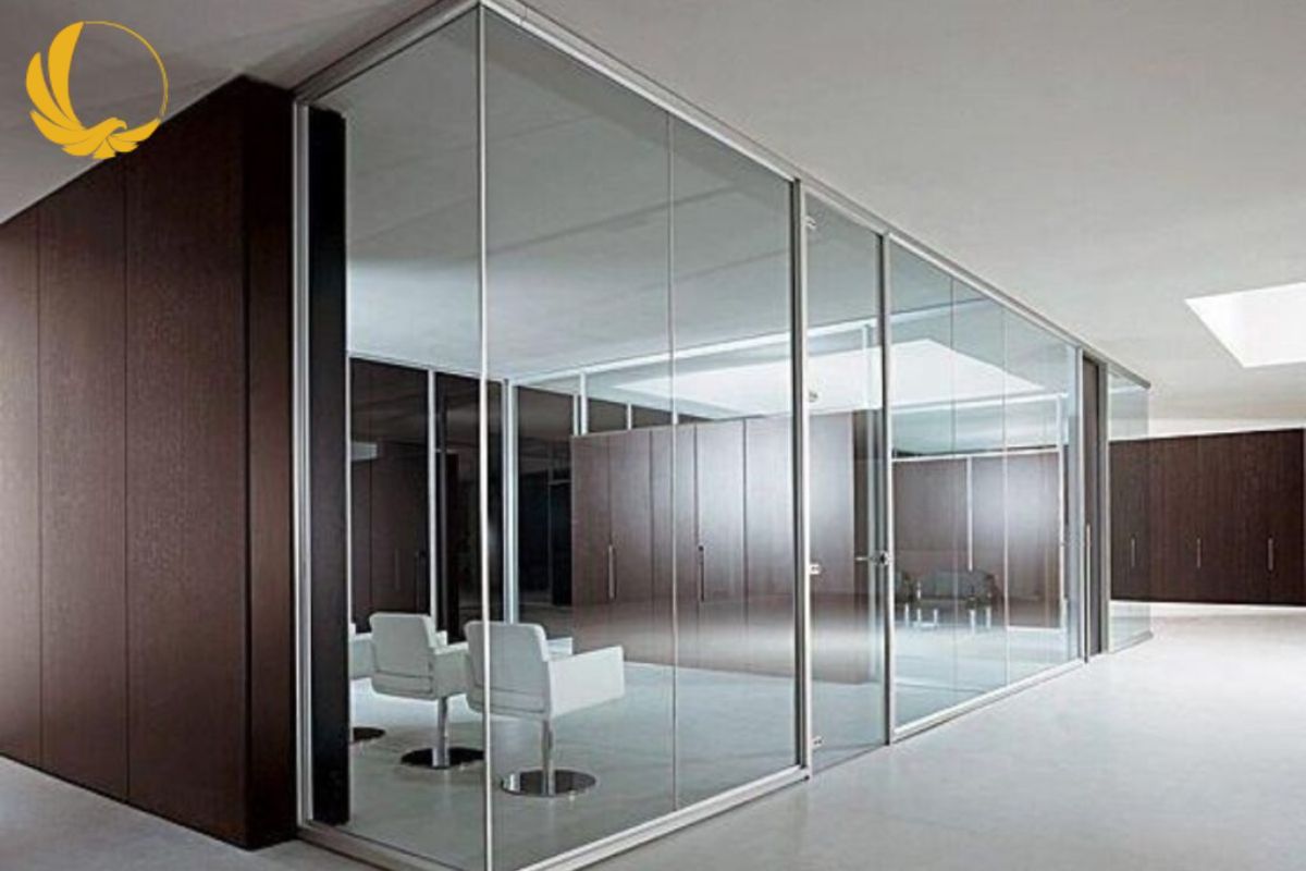 Vách ngăn kính cường lực sử dụng kính tôi nhiệt cho khả năng chịu lực vượt trội