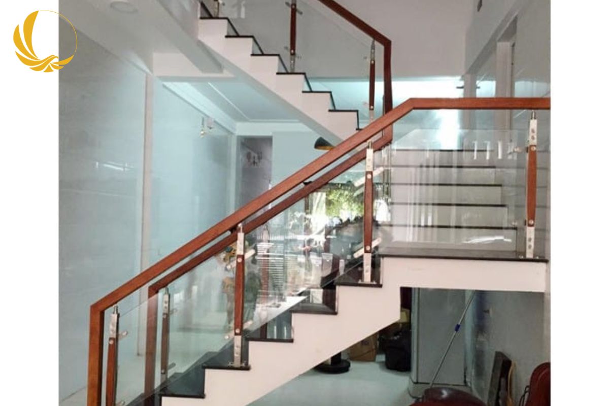 Lan can, cầu thang, giếng trời kính cường lực