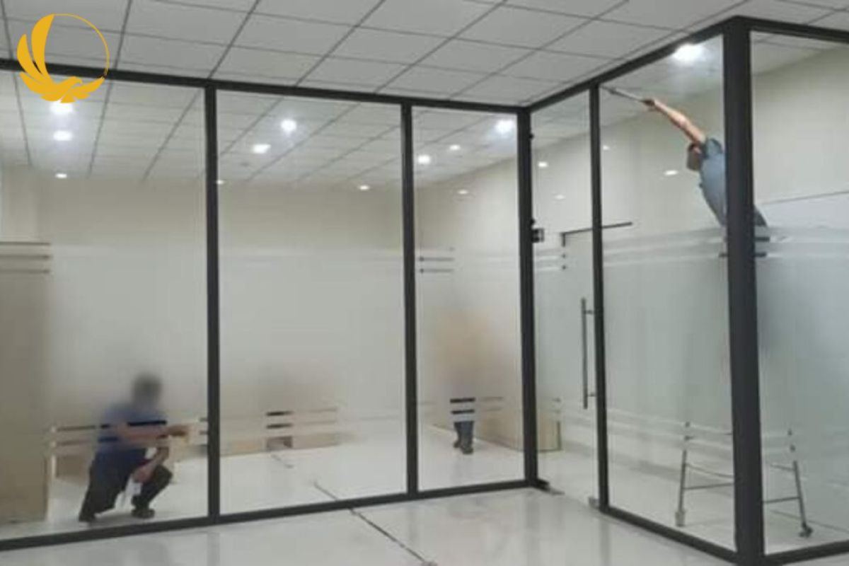 Nam Tiến sở hữu đội ngũ kỹ thuật giàu kinh nghiệm thi công vách kính cường lực chuyên nghiệp