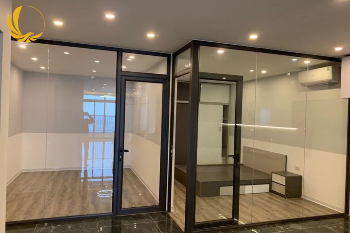 Giải pháp vách ngăn kính cường lực kết hợp cửa đi hiện đại cho nhiều công trình