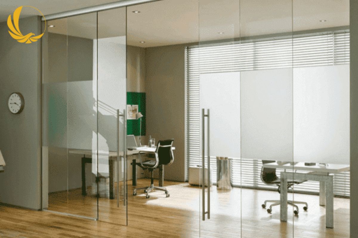 Hệ vách ngăn kính cường lực lùa giúp tối ưu diện tích và tạo không gian thông thoáng