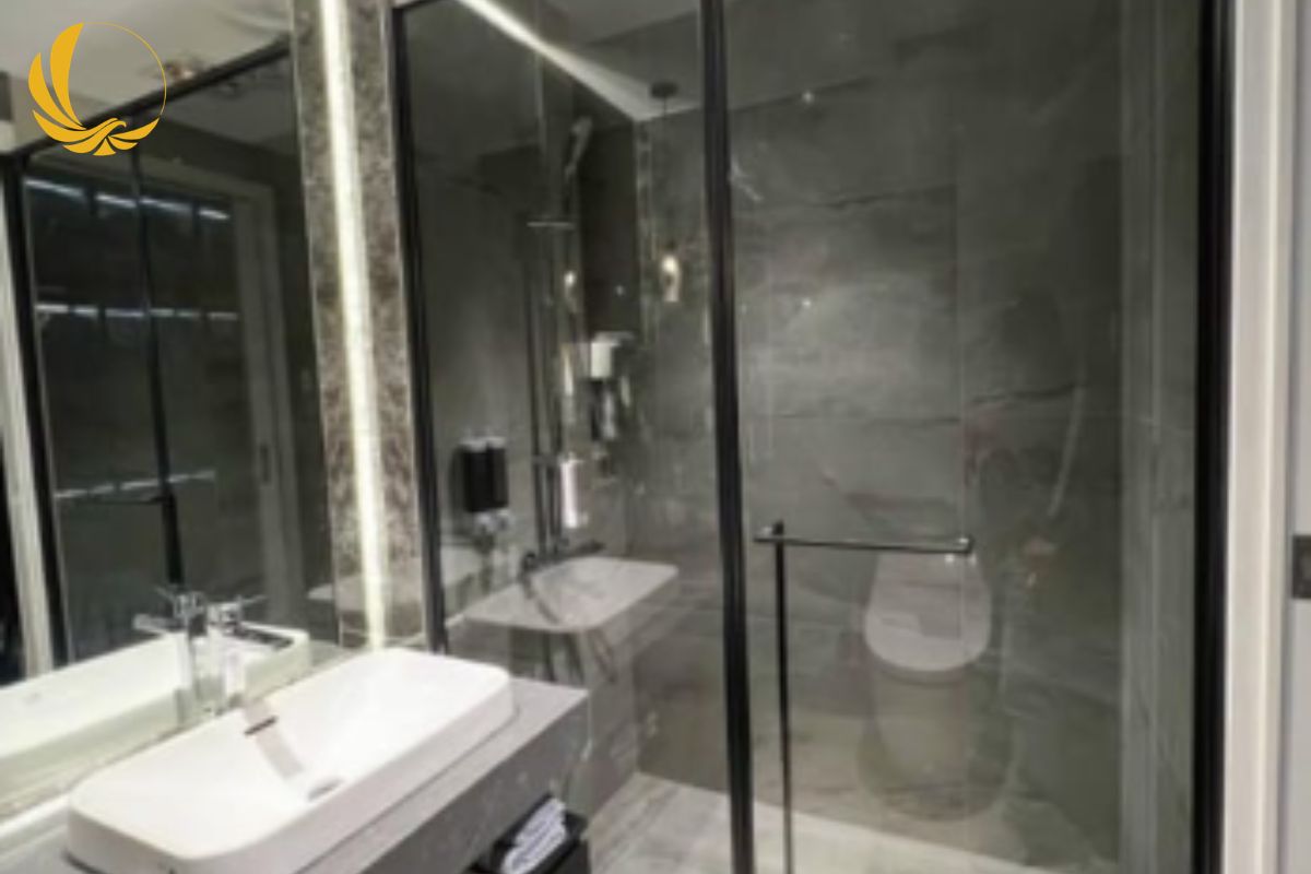 Mẫu vách ngăn phòng tắm nhôm phân chia không gian phòng tắm và nhà vệ sinh