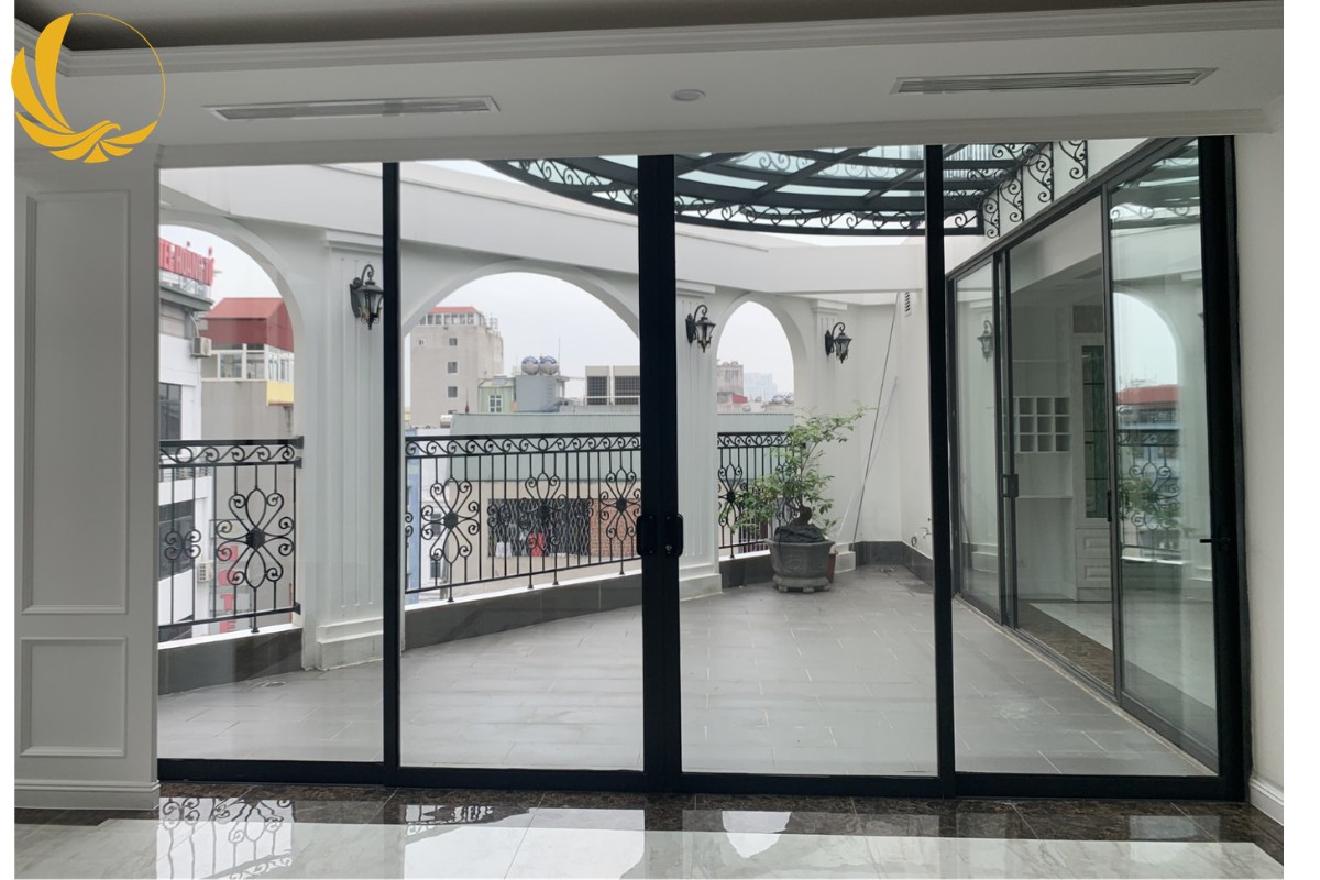 Mẫu cửa đi mở trượt 4 cánh kết hợp ô kính tại các công trình nhà vườn, villa