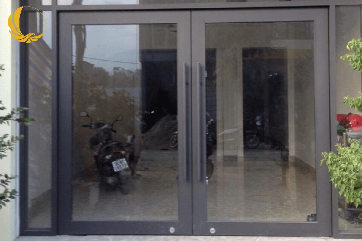Mẫu cửa kính cho nhà cấp 4 thiết kế 2 cánh rộng giúp sảnh chính bề thế