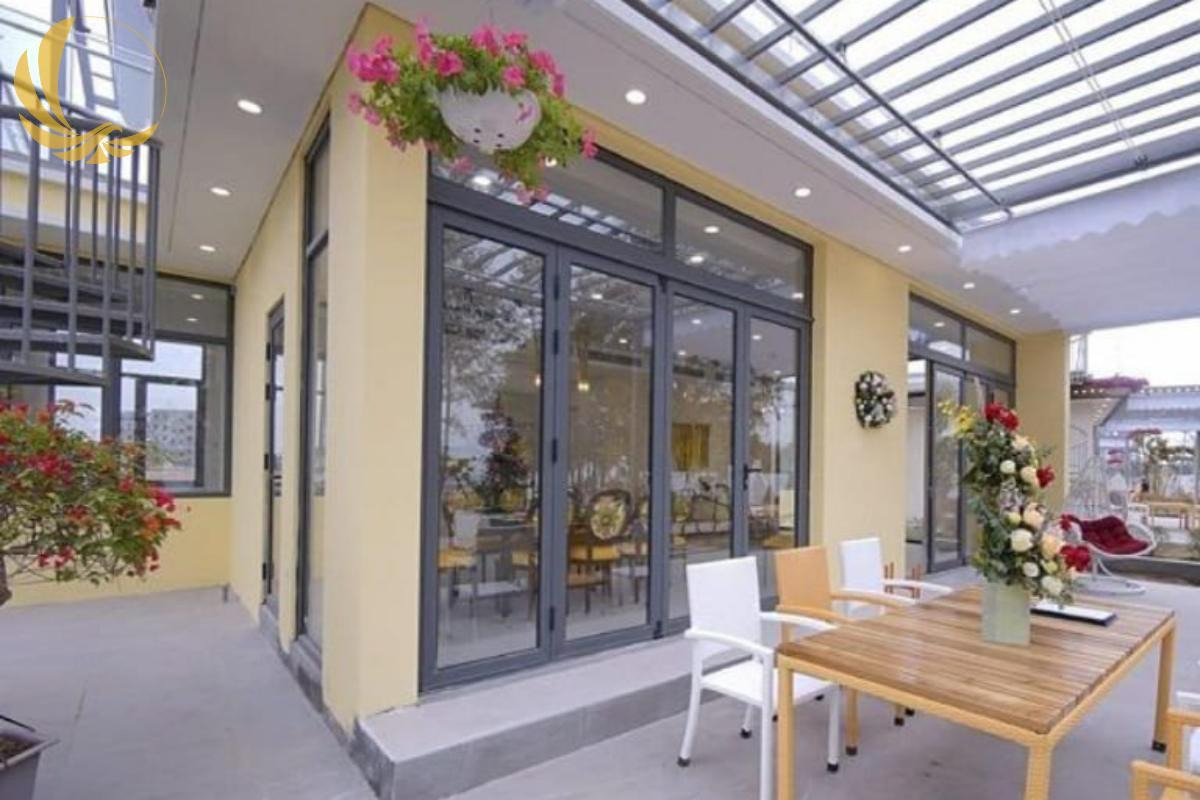 Cửa kính nhà cấp 4 mái Thái mặt tiền rộng 