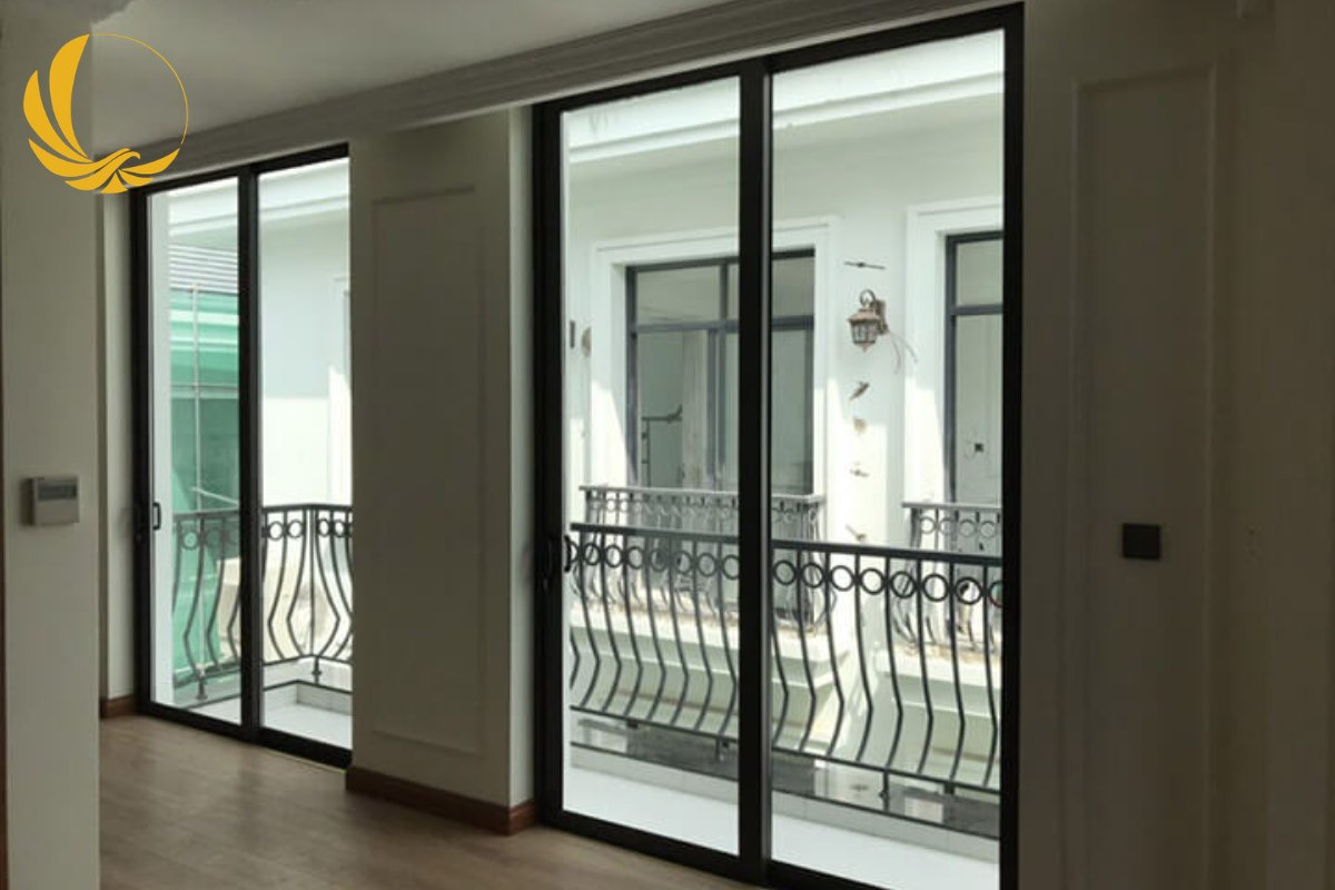 Cửa đi mở trượt nhôm Xingfa 2 cánh cho căn hộ chung cư
