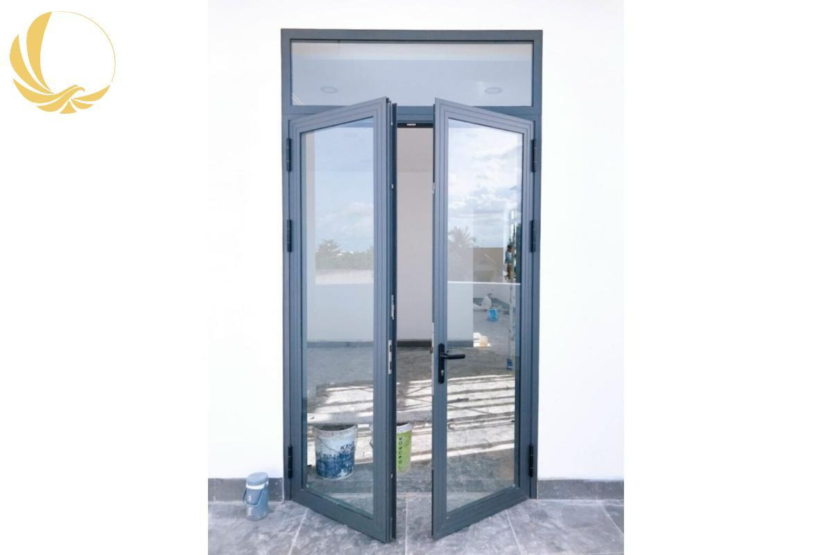 Mẫu cửa nhôm xingfa 2 cánh mở quay sang trọng giúp tạo lối đi rộng rãi và thông thoáng cho ngôi nhà