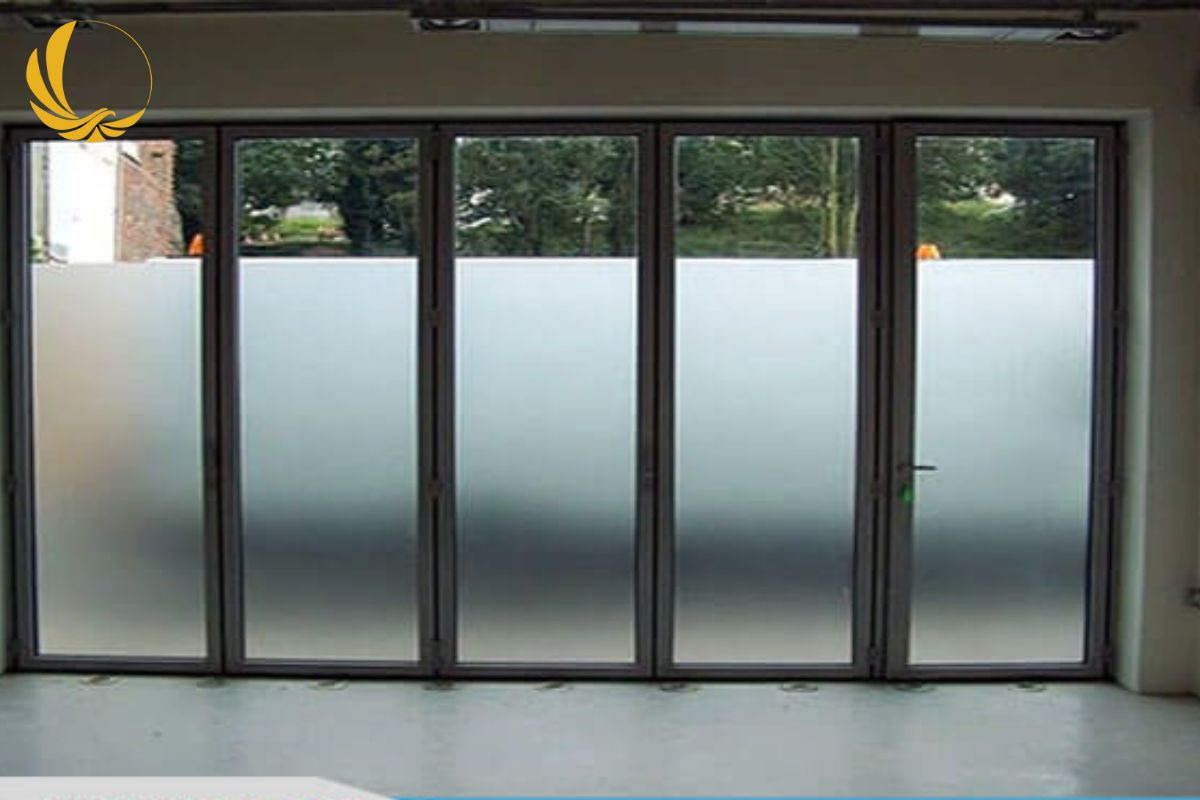 Cửa sổ lùa 2 cánh kính mờ phun cát đảm bảo sự kín đáo cho không gian