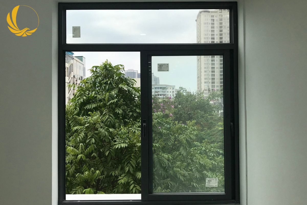 Mẫu cửa sổ mở trượt 2 cánh nhôm xingfa màu đen tuyền đẳng cấp cho căn Penthouse hiện đại