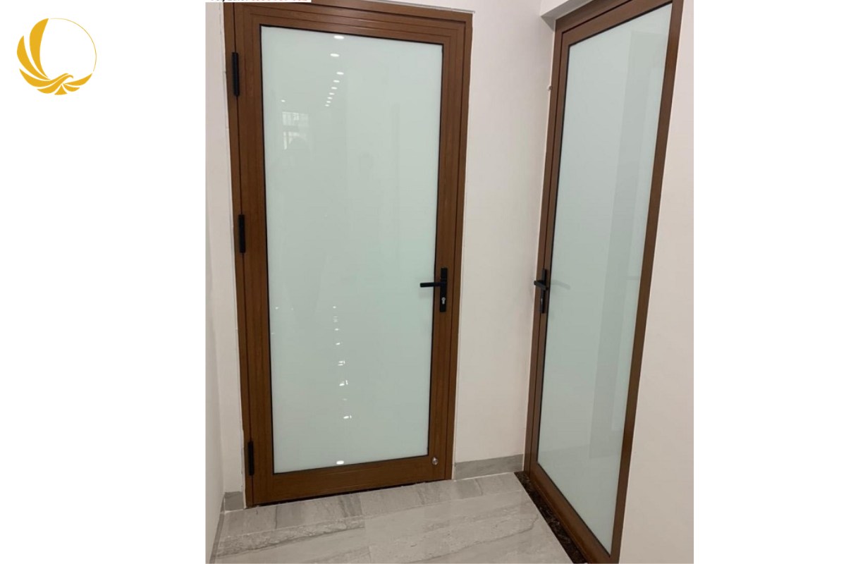 Cửa đi 1 cánh nhôm Xingfa hệ 65 màu vân gỗ sồi, kính trong suốt, phong cách Bắc Âu
