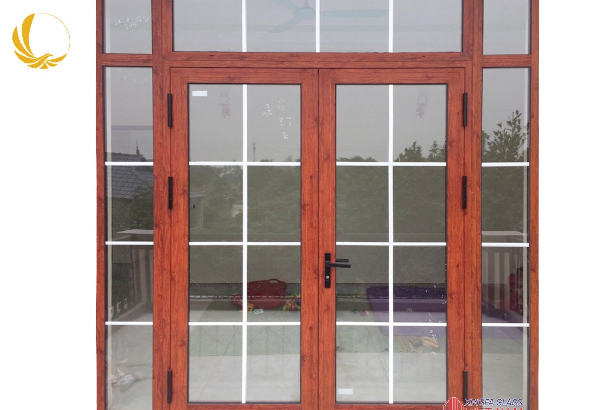 Cửa đi 2 cánh nhôm Xingfa hệ 65 vân gỗ nâu, ô kính chia thanh ngang, phong cách tân cổ điển