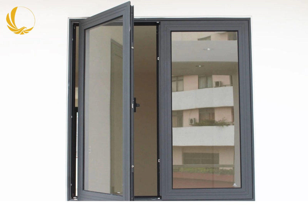 Cửa sổ mở quay 2 cánh có ô thông gió nhôm Xingfa hệ 55, kính mờ phun cát