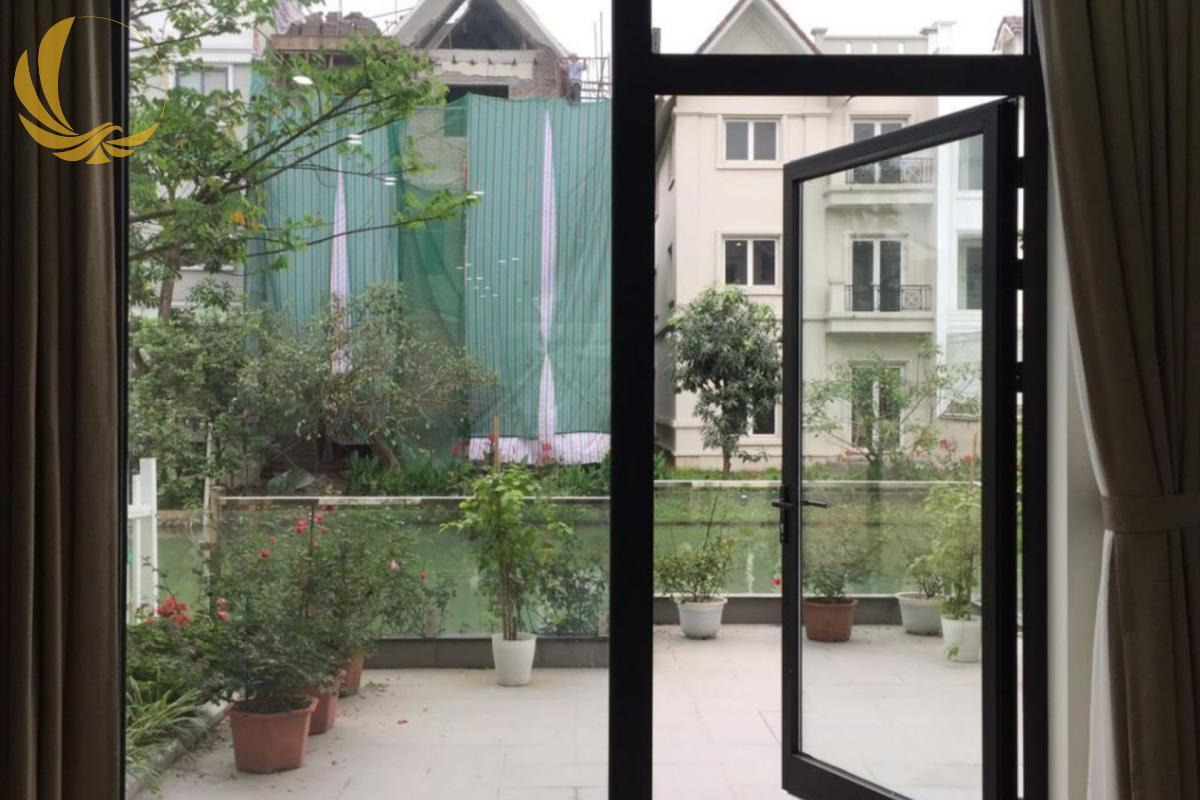 Lắp đặt cửa đi 1 cánh nhôm Xingfa cho nhà phố
