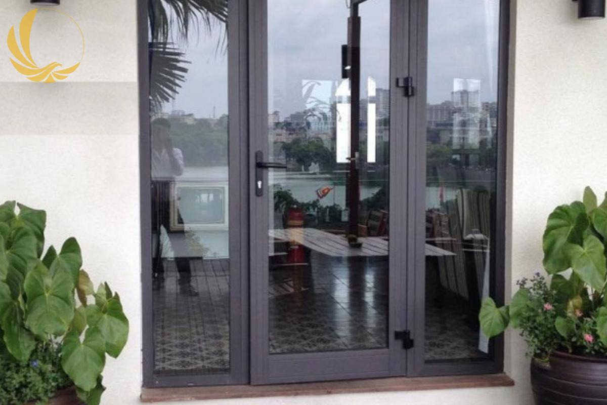 Lắp đặt cửa đi 1 cánh nhôm Xingfa cho biệt thự