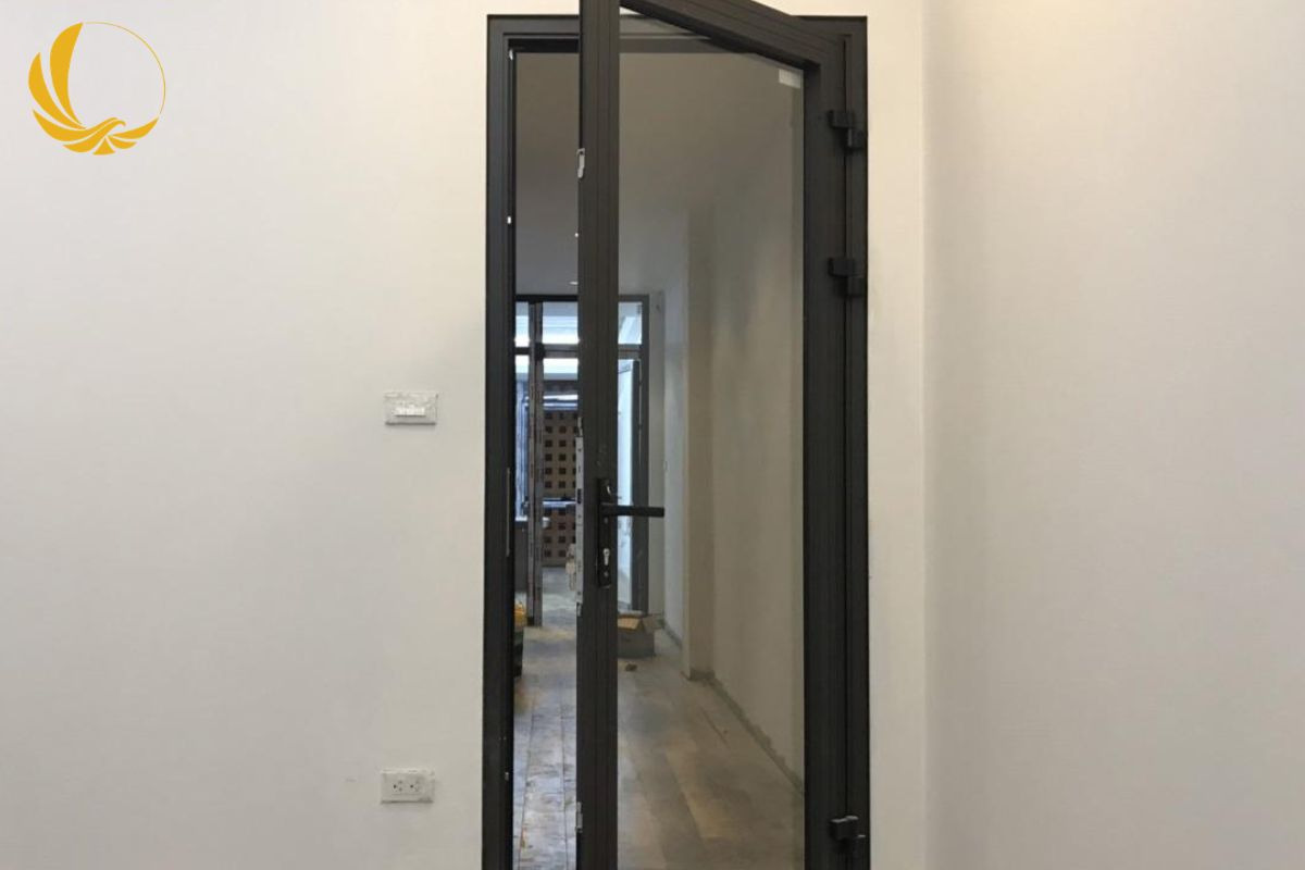 Lắp đặt cửa đi 1 cánh nhôm Xingfa cho văn phòng