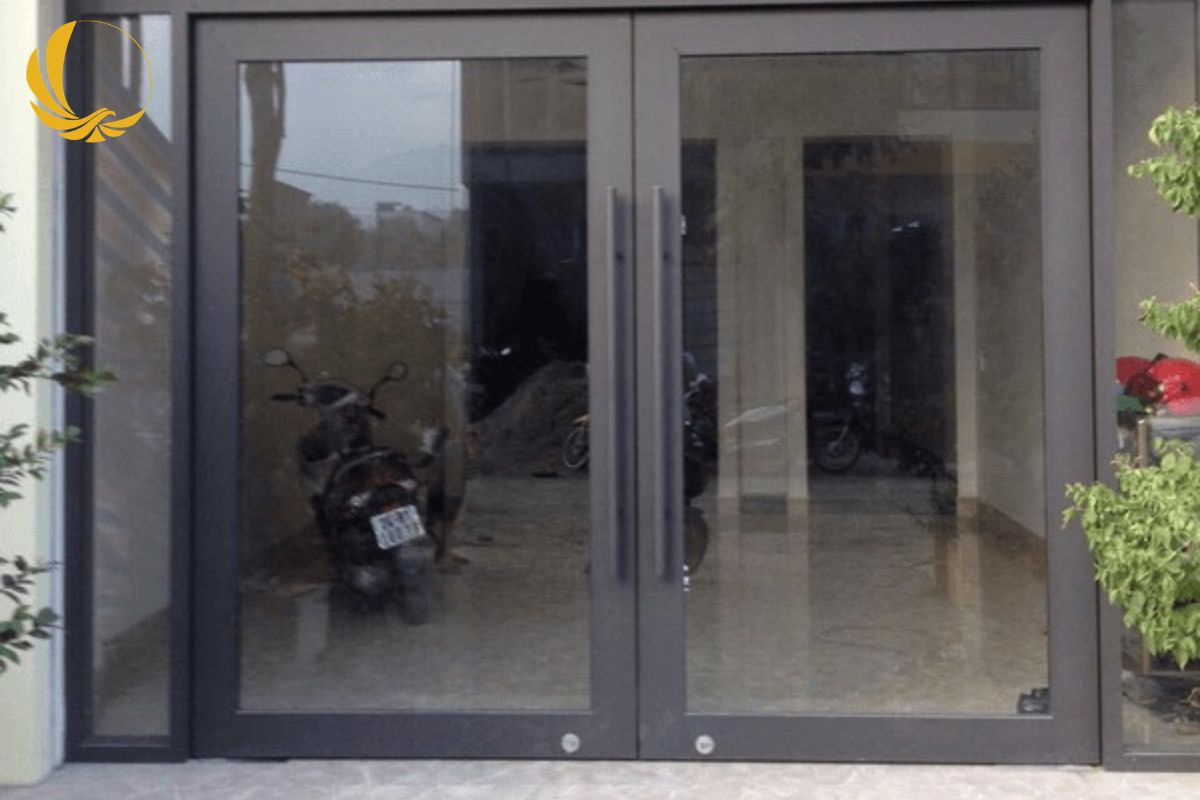 Mẫu cửa đi nhôm xingfa 2 cánh mở quay màu ghi xám hiện đại